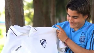 Romero viendo la playera de Quilmes