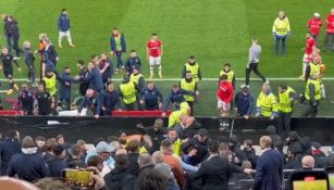 Momento del ataque a familiares del West Ham por ultras