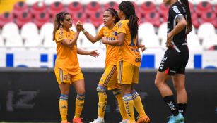 Lizbeth Ovalle festejando uno de sus goles ante Atlas