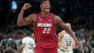 Jimmy Butler celebra después de encestar en el partido 