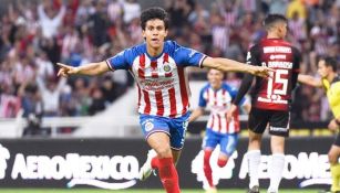 JJ Macías festejando un gol con Chivas