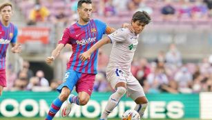 JJ Macías y Sergio Busquets disputando un balón