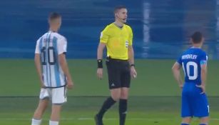 El arbitro informa de la decisión tras revisar el VAR