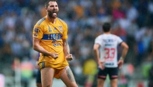 Gignac hace gestos hacia la afición de Monterrey