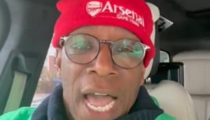 El exfutbolista se toma una selfie con un gorro del Arsenal