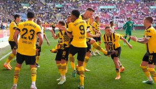 El Dortmund celebra la victoria que los pone a un paso del título