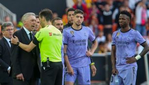 Técnico y jugadores del Real Madrid ante el Valencia