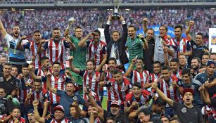 Chivas celebra el campeonato del 2017 con Almeyda y Orbelín