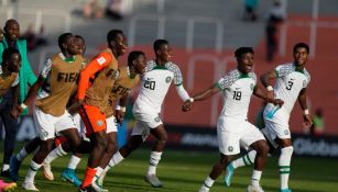 Los seleccionados nigerianos celebran la victoria