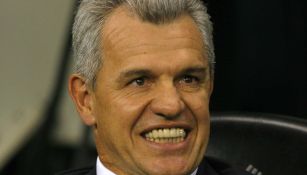 Javier Aguirre sonríe desde la banca
