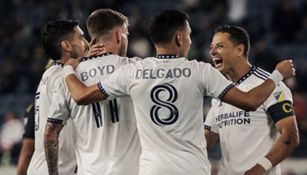 Chicharito celebra el gol que les daba el triunfo