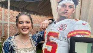 La quinceañera y su Patrick Mahomes de cartón