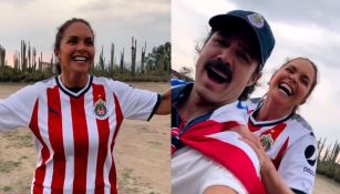 Lucero con la playera de Chivas pagando la apuesta con José Ron