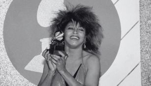 Tina Turner recibiendo un Grammy 