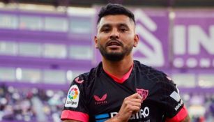 Tecatito Corona celebra un gol con el Sevilla