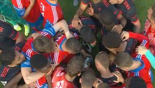 Jugadores del Bayern viendo el partido del Borussia Dortmund