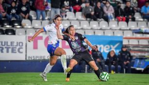 Charlyn Corral y Mariana Cadena disputando un balón