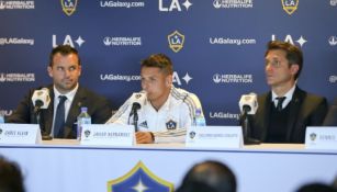 Chris Klein y Chicharito durante una conferencia de prensa