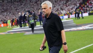Europa League: José Mourinho regaló su medalla de segundo lugar a un aficionado