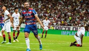 Moisés Vieira celebrando un gol con Fortaleza