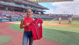 Diana Flores en el Estadio Harp Helú con Diablos