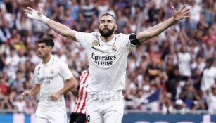 Benzema celebrando su último gol con el conjunto merengue en el Bernabéu