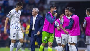 Javier Aguirre y César Montes en el Estadio Azteca