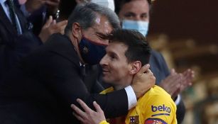 Joan Laporta abraza a Lionel Messi con Barcelona