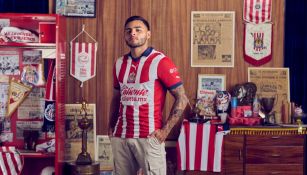 Alexis Vega con le nuevo jersey de Chivas