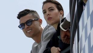 Cristiano Ronaldo y Georgina Rodríguez en un balcón