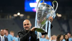 Pep Guardiola con el trofeo de Champions League