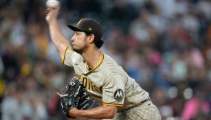 Yu Darvish haciendo un lanzamiento ante Rockies