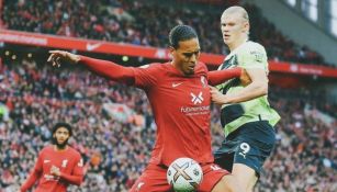 Haaland y Virgil van Dijk pelean por el balón