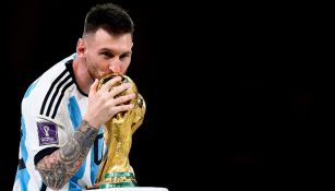 Lionel Messi con la Copa del Mundo 