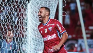 Vieira festejando un gol con Fortaleza