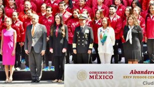 AMLO y Ana Guevara con la delegación mexicana