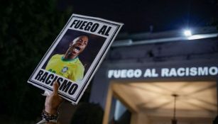 Manifestante sostiene una imagen del futbolista brasileño Vinicius Junior