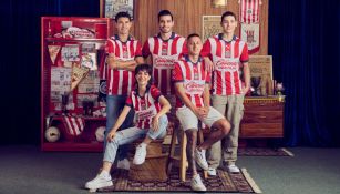 Jugadores de Chivas con el nuevo jersey 