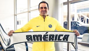 André Jardine con la bufanda de América