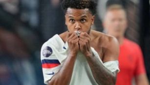 Weston McKennie besando el escudo de su playera 