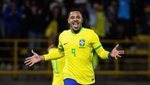 Vitor Roque celebrando un gol con Brasil Sub 20