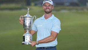 Wyndham Clark sostiene el trofeo tras ganar el Abierto de Estados Unidos