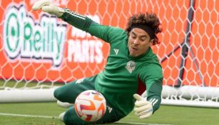 Guillermo Ochoa entrenando con la Selección Mexicana 