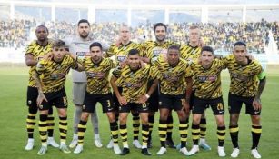 Orbelín junto con el AEK previo a un juego 