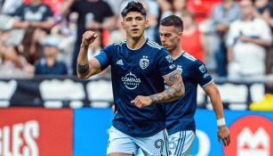 Alan Pulido en celebración de gol con Kansas City