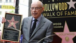 Alan Arkin en la ceremonia de develación de su estrella en el Paseo de la Fama de Hollywood