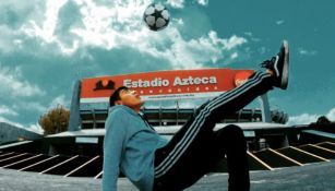 Diego haciendo freestyle a las afuera del Estadio Azteca