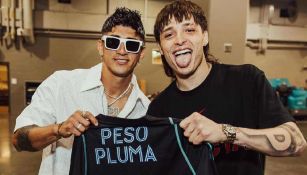 Alan Pulido se unió a la fanaticada de Peso Pluma y asistió al concierto del cantante