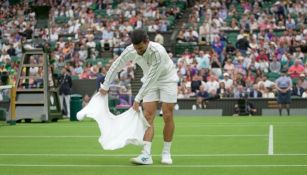 Djokovic seca la cancha con su toalla