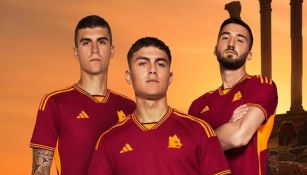 La Roma presentando su nueva playera 